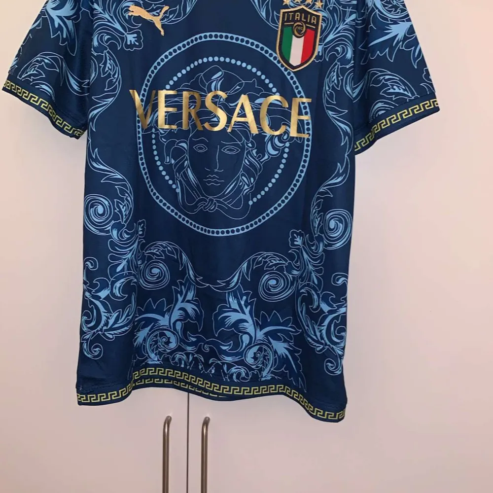 Det är en Versace Italy tröja ä. Jag vill sälja den för att den va för stor för mig. Jag har aldrig använt den heller ä.. T-shirts.