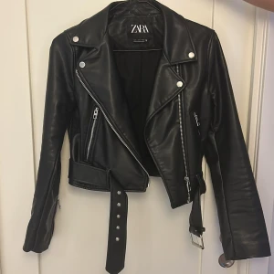 Skinnjacka  - Inte använd speciellt mycket, därav bra skick. Från zara, passar s/xs.