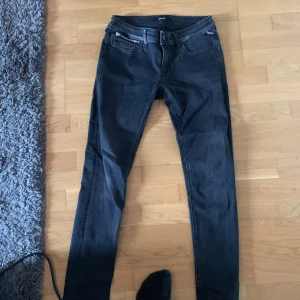 Svarta replay jeans - Tja, jag säljer dessa snygga replay jeans pga att de är för små, storleken är 28 i waist/midja och 30 i length/längd. Det är bara att höra av sig och kan gå ner i pris vid en snabb affär.