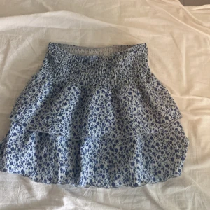 Volangkjol - Jätte fin blå blommig volang kjol från Gina som är i bra skick använd kanske 5 gånger💕
