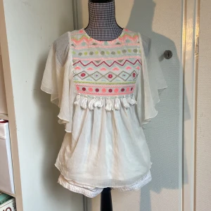 Tröja - En jätte fin tröja, använd men är i bra skick💕 Storlek 158/164 men passar xxs-Xs möjligtvis S Tryck gärna på köp nu annars skriv om ni har frågor!💕 Pris kan diskuteras 