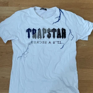Trapstar t-shirt - Skön bra kvalitet och inte för tjock. Den är också storlek small men liten i storleken 