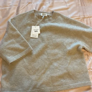 stickad tröja - helt oavnvänd ny köpt stickad t-shirt. den är förstor o då aldrig använt den, har lapp kvar. Den är en ljus beige färg men syns inte super bra i kameran. nypris ca 700kr