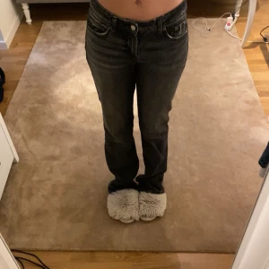 Lågmidjade Jeans - Stl 36, långa raka lågmidjade jeans. Färgen är grå/svart. Säljer för 300kr plus frakt. Pris kan diskuteras! Skriv ifall ni undrar över något! 