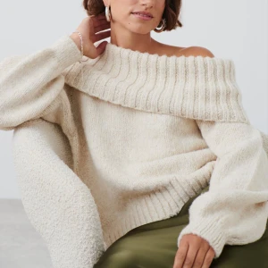 Stickad tröja  - Stickad off-shoulder tröja från Ginatricot. Passar perfekt nu till hösten och är verkligen så mysig. Den är i nyskick och storlek S, den är dock väldigt stretchig så passar nog M också.