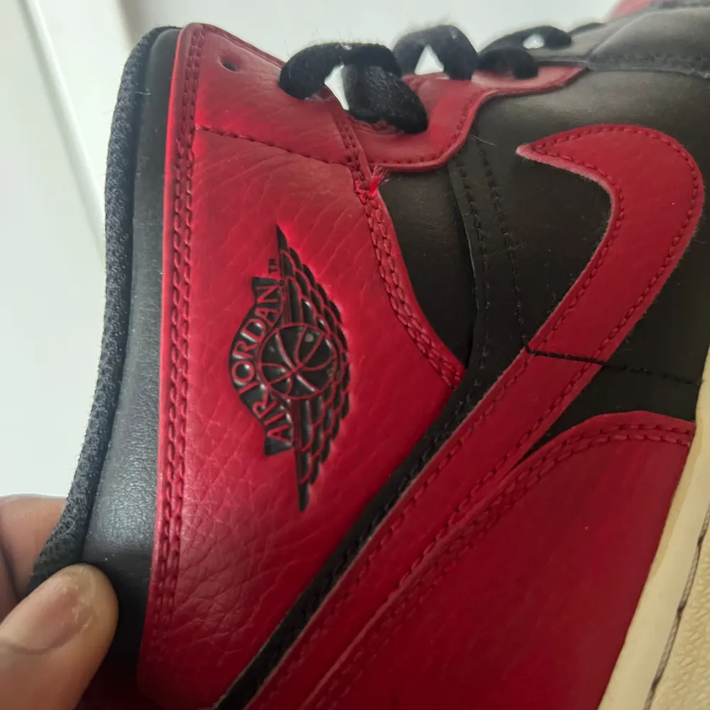 Snygga klassiska jordans  Bra skicka  Köpte dom för 2300kr!. Skor.