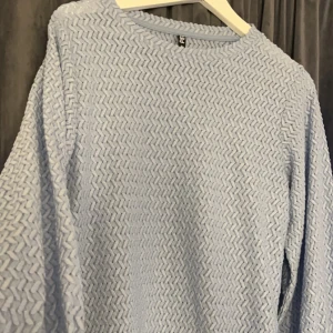 Blå blus  - En blå blus ifrån pieces i storlek xs, säljer då det inte riktigt är min stil💞