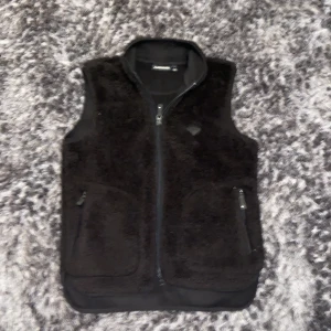 J Lindeberg fleece väst - Hej jag säljer en j lindeberg fleece väst som är i nyskick och knappast använd. Nypris är 1500kr men väldigt hög efterfrågan. Hör av er vid frågor👍