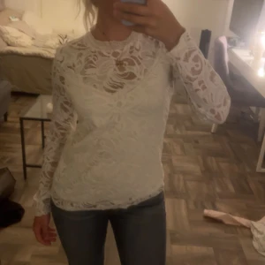 Lång armad tröja med fina detaljer - Jätte fin tröja men kommer inte till användning längre