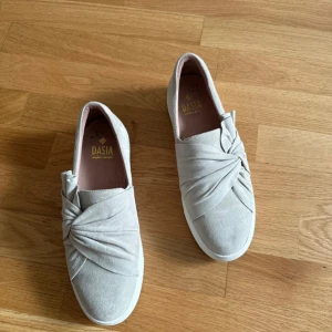 Daska mocka skor - Ett par helt nya jätte fina vår skor, säljer då dem inte kommer till användning  Har endast använt dem 1 gång Köpt från brandosa för 1049kr Skriv vid intresse  Pris kan diskuteras 