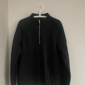 Half zip storlek m - Köpt från SHEIN för 200kr. Om du har andra frågor är det bara att skriva