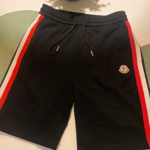 Moncler shorts  - Ett par ÄKTA moncler shorts andvänd en gång, som nytt skick. Bara höra av sig vid intresse👍🏼😁 priset är inte hugget i sten🪨