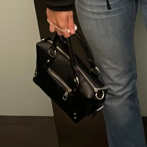 Liten handväska  - Säljer denna handväska från stradivarius i bra skick💕💕 perfekt till skolan under hösten 