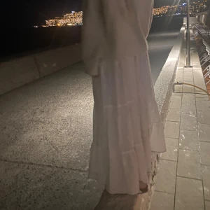 Zara kjol - Säljer denna supersnygga långkjolen från Zara! Säljs inte längre och köptes för 400kr!Inga defekter. Storlek M men passar alla då den är stretchig❣️Kontakta mig för fler bilder eller vid intresse!