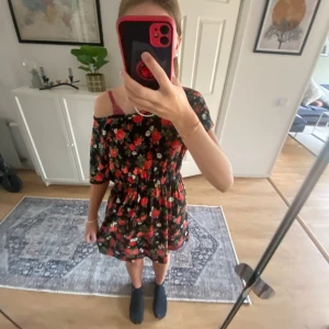 Svart klänning med rosor på - Använd 1 gång mycket bra skick 