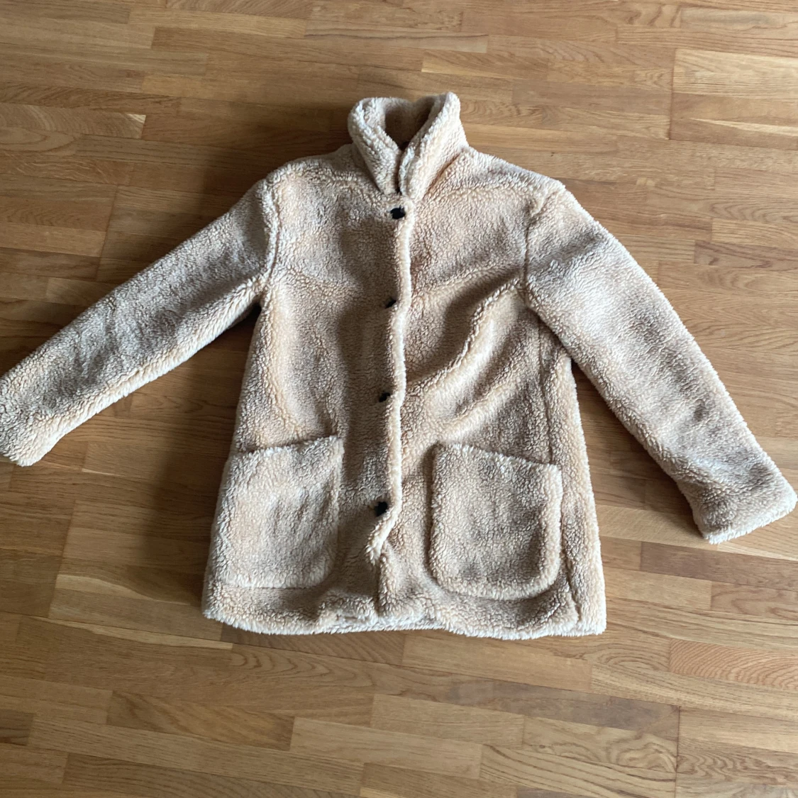 Beige teddybjörn jacka med fickor och knappar