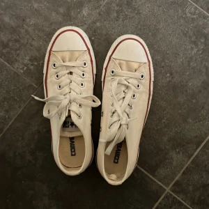 Vita converse - Lite slitna därav priset!!💞