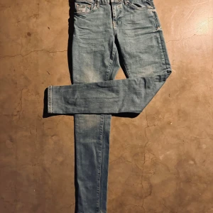 Feta jeans  - Ett par sjukt najs jeans i super bra skick!!🤩🤩 aldrig använda!!🙅🥳 De är i storlek 28/32 och är slim🥳 jeansen kostar 1400 nypris🤑 Jag säljer de för ändats 300kr!!!!🤑🤑🤑🤑💸💸💸💸 Vid minsta fundering så kan du kontakta mig!!🤩🤩