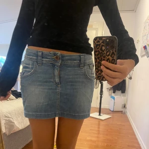 Mini jeans kjol  - Lågmidjad o fin i bra skick 😊midjemått 39cm, längd 30cm ❤️