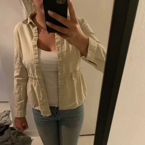 Skjorta - Beige/grön skjorta som är fin knäppt och uppknäppt! Använder aldrig längre
