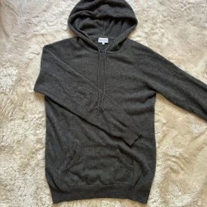 Davida Cashmere Hoodie - Kashmir Hoodie från märket Davida Cashmere. Skick 10/10. 100% Kashmir. Modell: 180cm/60kg. Storlek S men passar större.