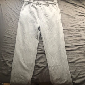 BooHoo vida byxor, nytt skick - BooHooman byxor,vida,  med text på bakbenet  Storlek: L Skick: ny Pris: 150