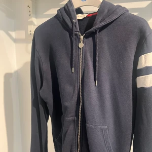 Moncler tröja - Använd moncler tröja men i väldigt gott skick, Liten i storleken. Passar en S eller M Pris kan diskuteras vid snabb affär.