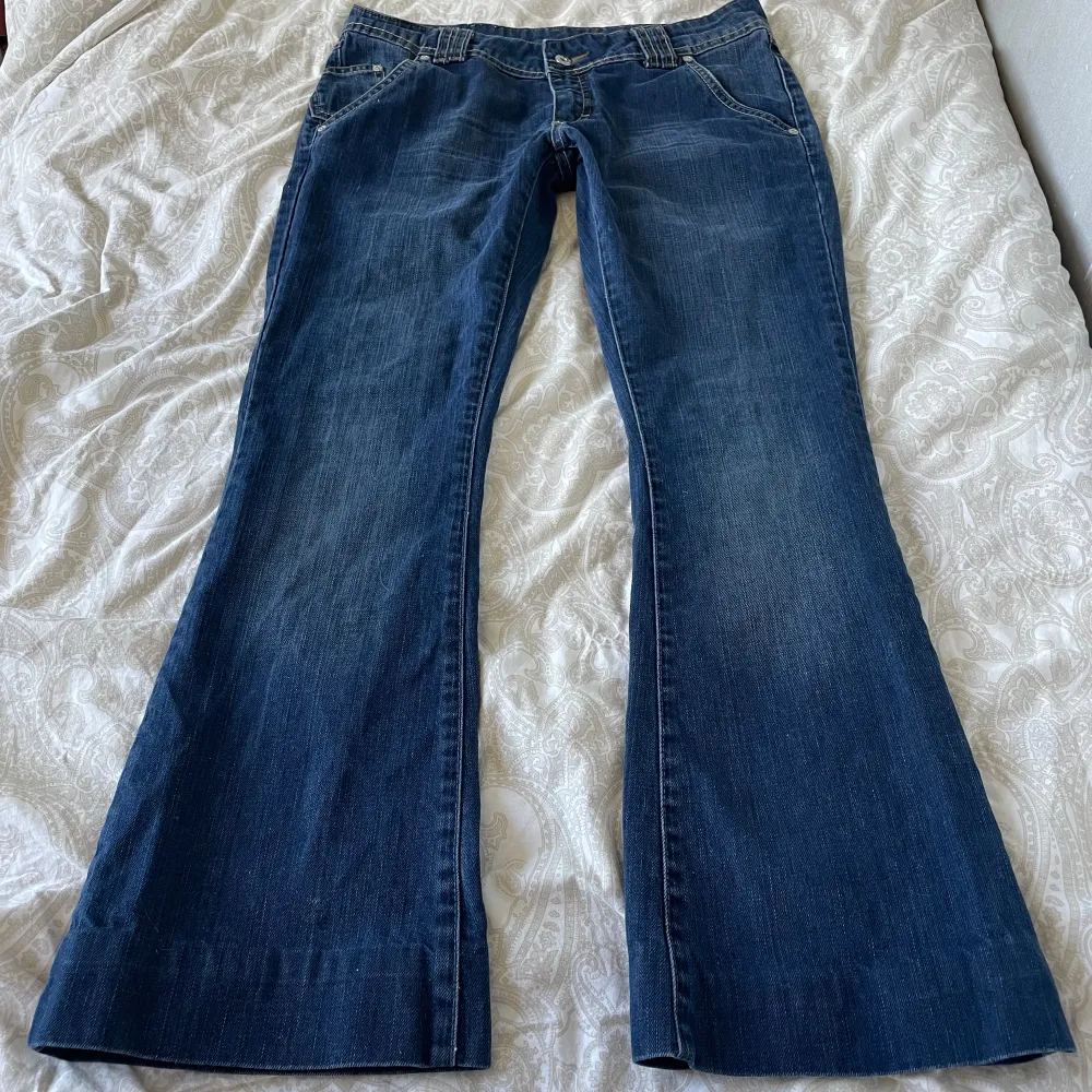 Ett par supersnygga lågmidjade jeans!🤩 säljer för de var tyvärr för små😕 de är i bootcut. De har små missfärgningar längst ner vid benet men det är inget man tänker på💕 Annars i toppskick! Midjemått: 41cm, Innerbenslängd: 75cm. Jeans & Byxor.