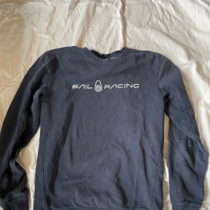 Sail racing sweatshirt L - Sailracing sweatshirt. Ett litet hål mitt på (se bild)