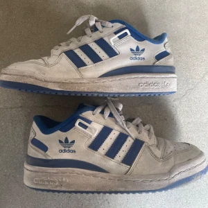 Adidas forum low storlek 38 - Adidas forum, har tagit av karborrebanden på de. De är väl använda men kan tvätta de innan jag skickar. Hade ej tid nu, ord pris 800-1000. Minns ej vad jag köpte de för riktigt 