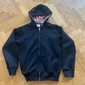 Burberry Hoodie  - Burberry Hoodie storlek XS funkar S, knappt använd, säljer pga för liten. Pris är förhandlingsbart.