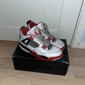 Jordan 4s - Säljer några snygga Jordan 4or "retro fire red" . Väll använd i helt okej skick därav priset.