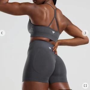 Define Scrunch Seamless Shorts Women's best - Träningsshorts med scrunch. I nyskick, endast provade. Har tyvärr klippt av tvättlappen då den skavde. Storlek L men liten i storleken så är som en M eller S. Färg: Graphite Nypris: Ca 435kr