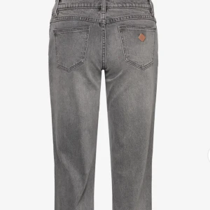 A-brand jeans  - Grå/svarta A-brand jeans, lågmidjade, endast använda ett fåtal gånger så i jättebra skick. Köptes för ca 1000kr💓