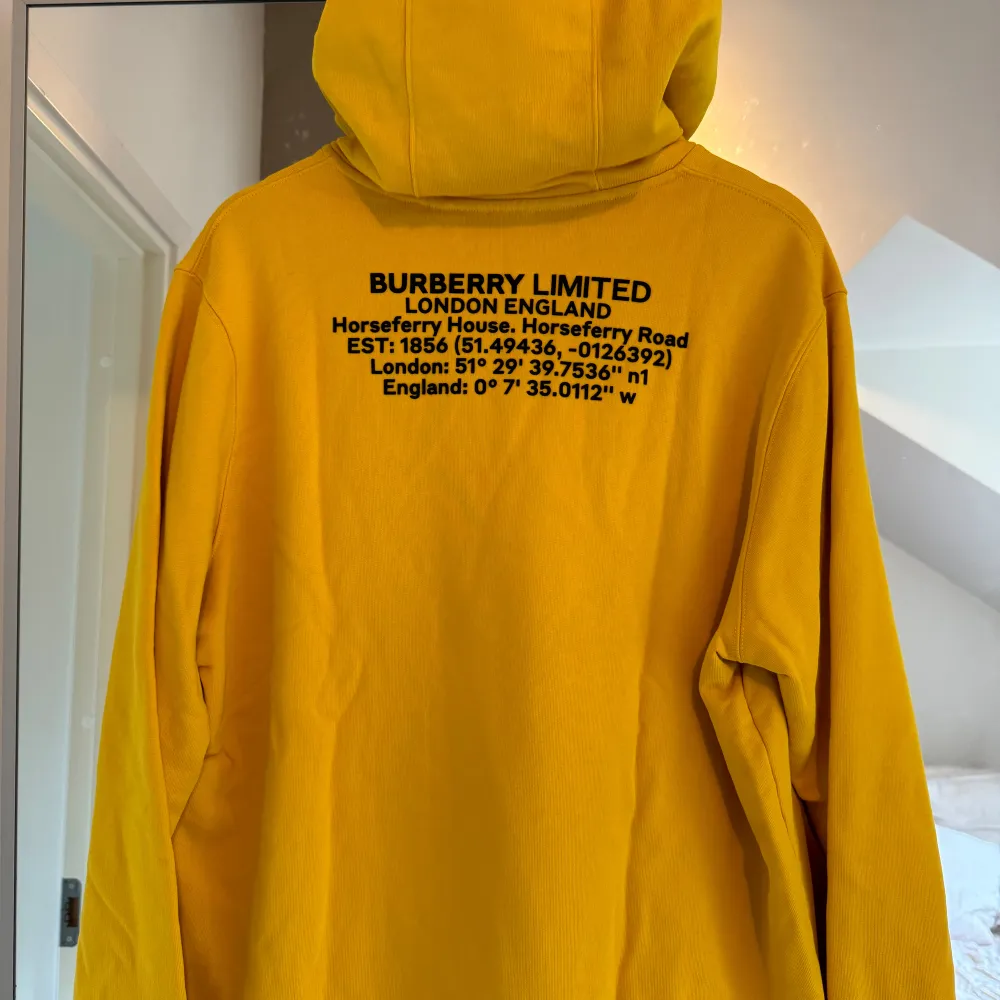 Burberry rundat hoodie • Storlek M • Väldigt bra skick på tröjan, använd en gång. Cond 10/10 • Nypris: 8000kr. Tröjor & Koftor.