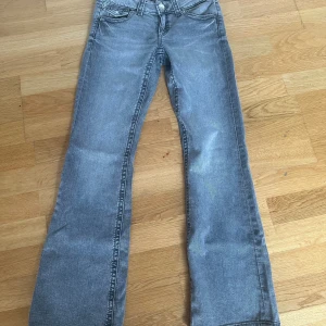 Low waist jeans  - Gråa Low waist jeans från Gina Tricot