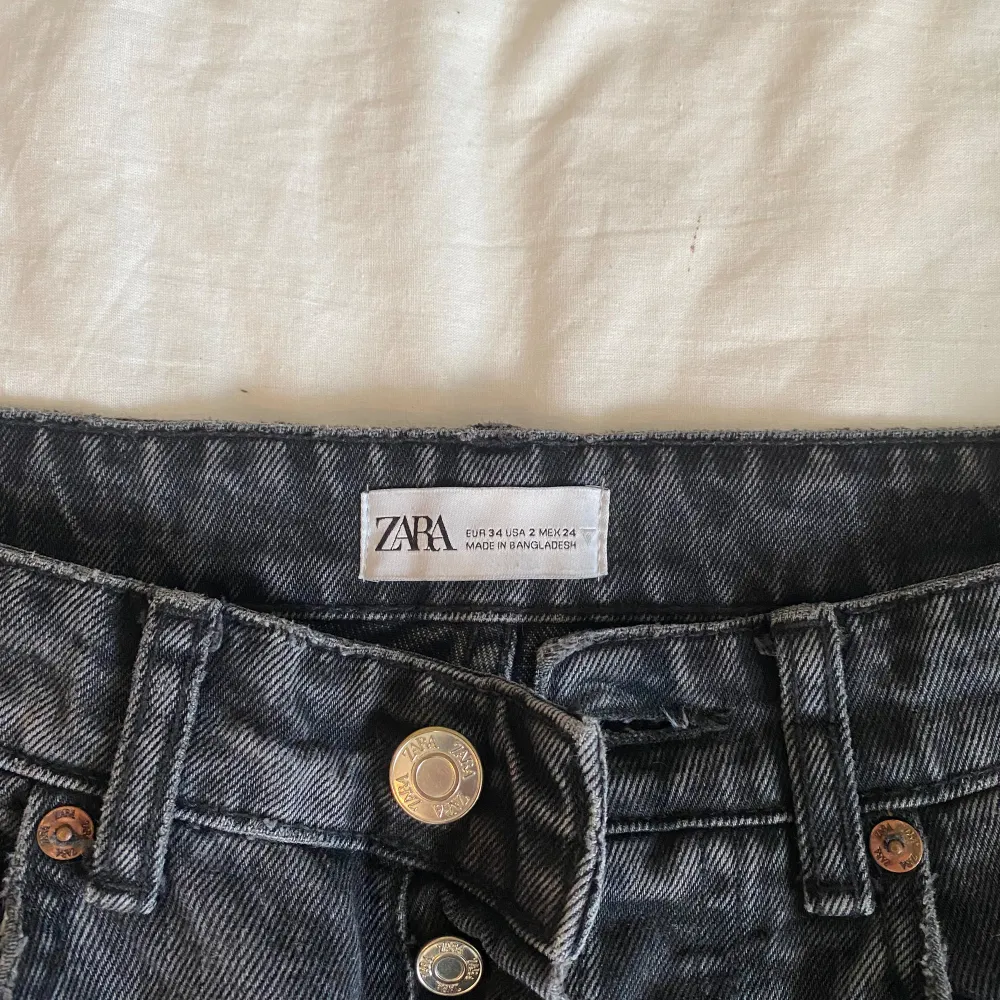 Mid waist jeans från zara💕 Några defekter( bild 4 och 5) men kan försöka laga innan köp om de önskas.  Annars är dem i väldigt fint skick och hålet är inget jag tycker syns.  Hör gärna av er om frågor uppstår💓. Jeans & Byxor.