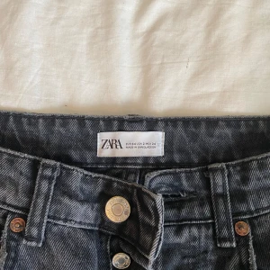 Zara jeans💗 - Mid waist jeans från zara💕 Några defekter( bild 4 och 5) men kan försöka laga innan köp om de önskas.  Annars är dem i väldigt fint skick och hålet är inget jag tycker syns.  Hör gärna av er om frågor uppstår💓