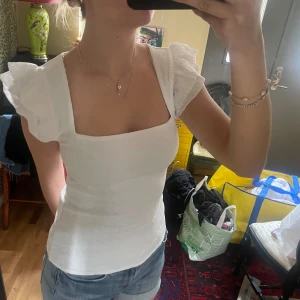 Fin volangtopp - Fin topp från New yorker, säljer pga att den tyvärr inte kommer till användning.