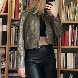 Grön ormskinnsjacka från topshop  - Supersnygg jacka som tyvärr ej kommit till användning. Ny med lapparna kvar