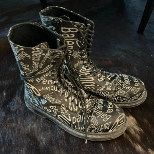 Balenciaga Logo Strike Boots - Dem är i bra skick men utan hål men har ett par skrapor. Under sidan är lite sliten men har plattor som hjälper.   Fler bilder och info i dm. 