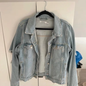 Jeansjacka från NAKD - Fåtal använd  Hålen på armbågarna är köpta så enligt modellen  