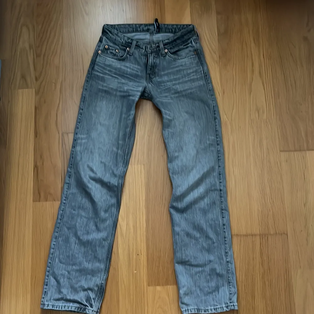 Säljer ett par grå jeans från Weekday i modellen 'Arrow Low Straight'. De är lågmidjade med en rak passform. Säljs pga för små, pris  kan diskuteras💕. Jeans & Byxor.