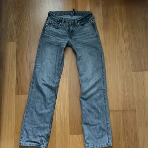 Grå jeans från Weekday - Säljer ett par grå jeans från Weekday i modellen 'Arrow Low Straight'. De är lågmidjade med en rak passform. Säljs pga för små, pris  kan diskuteras💕