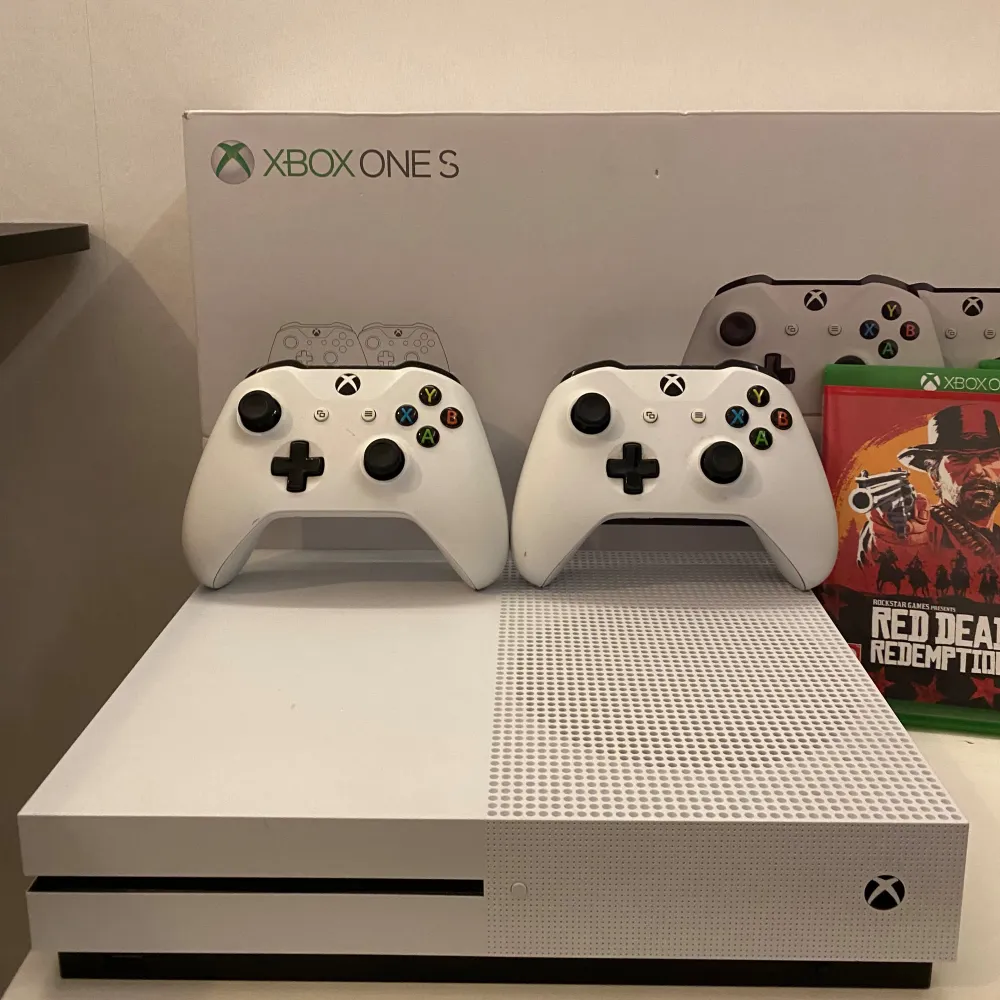 Säljer ett Xbox One S pga lite användning 2 spel ingår fifa 19 och red dead 2. Plus ingår det 2 kontroller, skick 7/10 använd men inga defekter och funkar bra.. Övrigt.