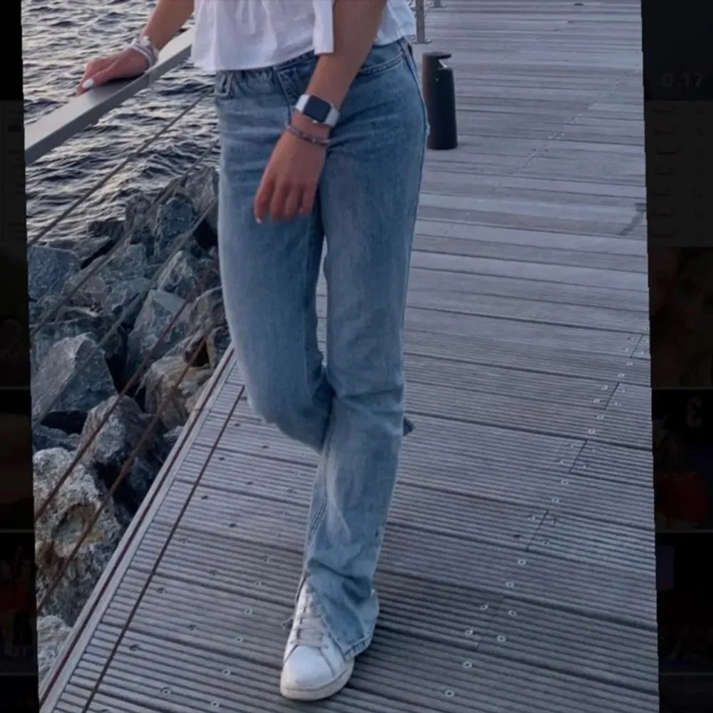 Flared/bootcut stockholm stil jeans frĂ„n zarađ©·begagnad som syns pĂ„ bilden. Storlek 34 men passar ocksĂ„ storlek 36. Farkut & Housut.