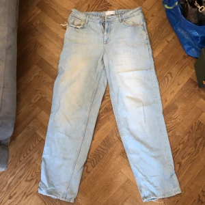 Gråa baggy jeans  - Gråa baggy jeans från ASOS, lite uppslitna vid ankeln men fortfarande hela. Liten fläck på vänstra benet också 