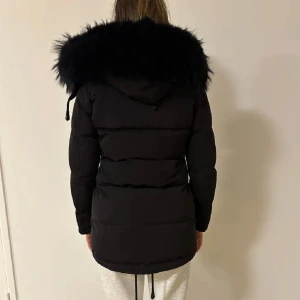 Cedrico jacka - En ny jacka som användts i en vinter, den är i bra skick och säljer den då jag inte är i behov av den.