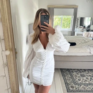 Adoore klänning  - Klänning från adoore (gamla collection). Köpte den från vinted och jag har bara använt den en gång🤍🤍🤍