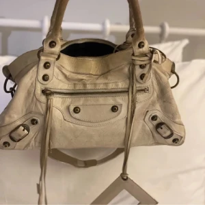 Balenciaga väska - Supersnygg äkta Balenciaga väska som är toppen till skolan men som tyvärr inte används. Den är köpt på Vestiaire Collective och den har klarat deras äkthetskontroll så den är garanterat äkta. Måtten på väskan är 30x20x10🫶🏼Använd jättegärna köp nu💕